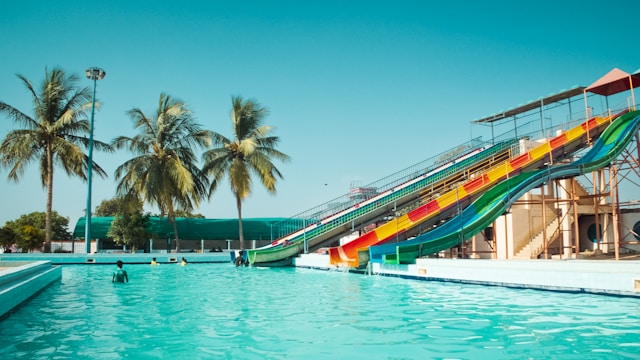 piscine avec toboggan